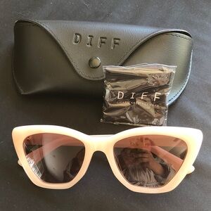 DIFF Peach Sunglasses